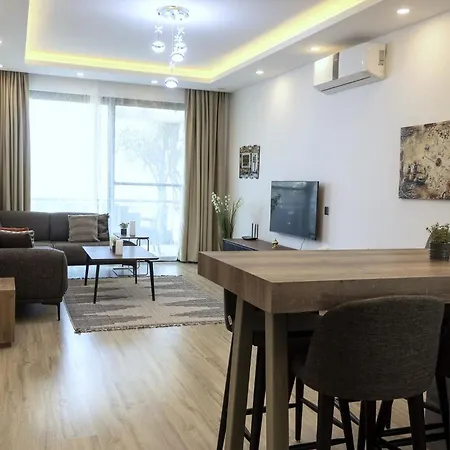 Elegant Two-bedroom In Upscale Surroundings דירה *