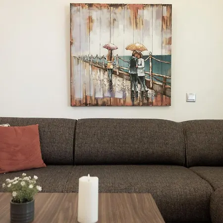 Elegant Two-bedroom In Upscale Surroundings Apartament
