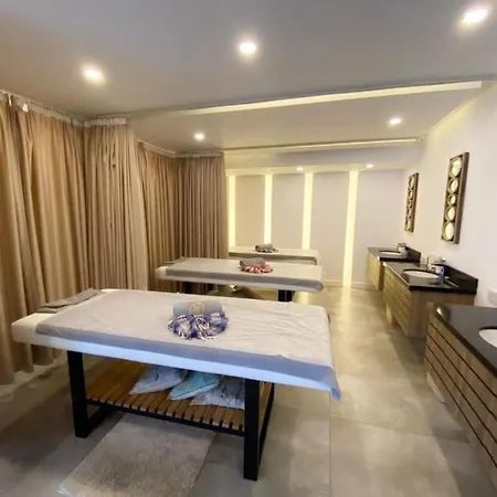 Elegant Two-bedroom In Upscale Surroundings Apartament Kirenia